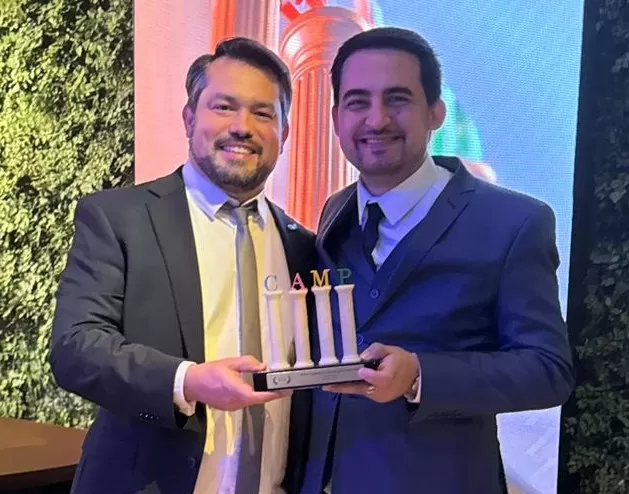 Bruno Hoffmann, presidente da CAMP, fez a entrega da premiação ao vereador rondonense João Eduardo dos Santos (Juca). (Foto: Arquivo Pessoal)