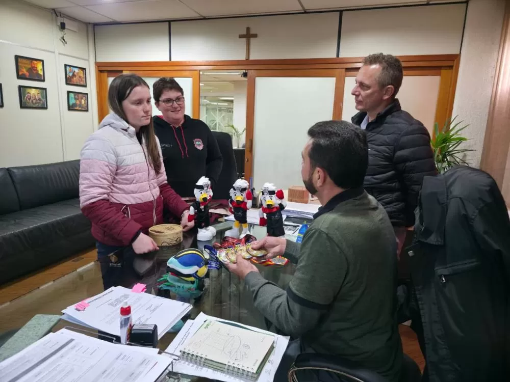 Kauana e sua mãe Tatiane Beckenkamp foram recebidas pelo vice-prefeito Vanderlei Sauer e pelo prefeito Adriano Backes. (Foto: Assessoria)