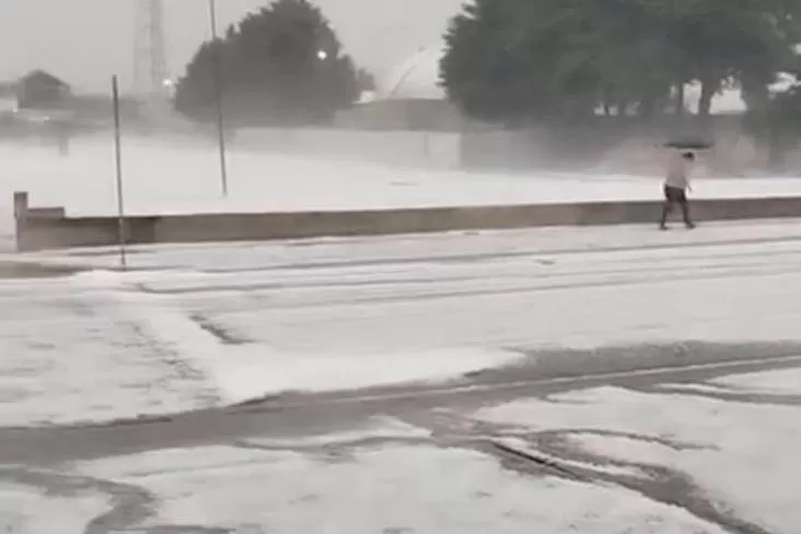Ruas de Castro ficaram cobertas por granizo após tempestade severa nesta terça-feira (26). (Foto: Divulgação)