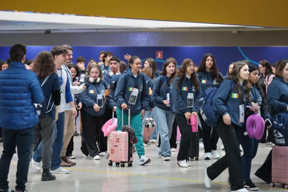 Estudantes da rede estadual embarcam para Inglaterra e Irlanda pelo programa Ganhando o Mundo, que já beneficiou milhares de jovens paranaenses. (Foto: Geraldo Bubniak/AEN)