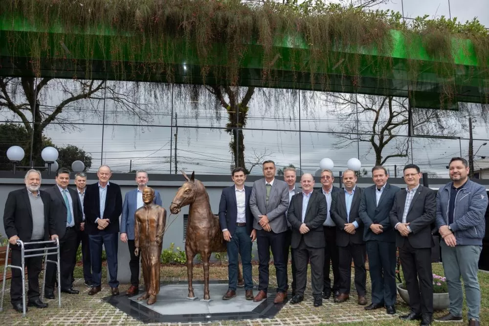 Presidentes das cooperativas filiadas à Central Sicredi PR/SP/RJ, entre eles o presidente Fernando Fenner, da Sicredi Aliança PR/SP, prestigiaram a inauguração do monumento. (Fotos: Rafael Danielewicz)