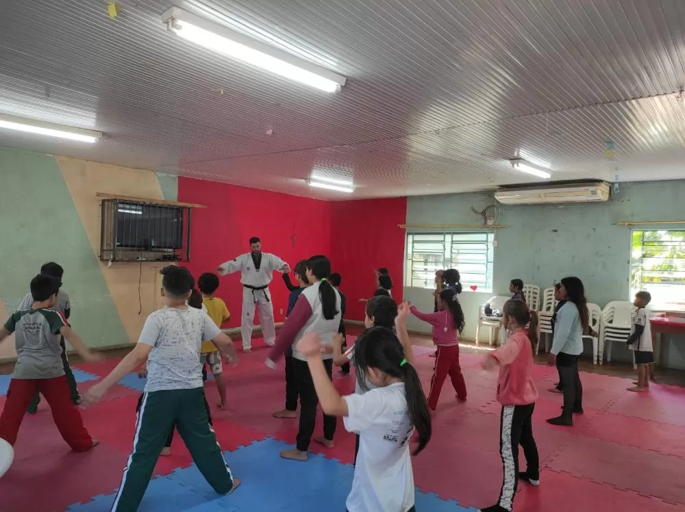 Crianças e jovens participam da aula inaugural do projeto de Taekwondo no Centro de Atendimento à Família em Marechal Rondon. (Foto: Assessoria)