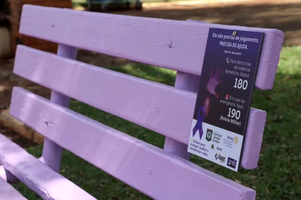 Banco Lilás instalado em espaço público de Marechal Cândido Rondon simboliza a luta contra a violência à mulher.