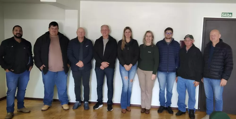 Nova diretoria do Conselho Municipal de Desenvolvimento Agropecuário eleita para o biênio 2025/2027, com foco no fortalecimento da inovação e da sucessão familiar no campo. (Foto: Assessoria)