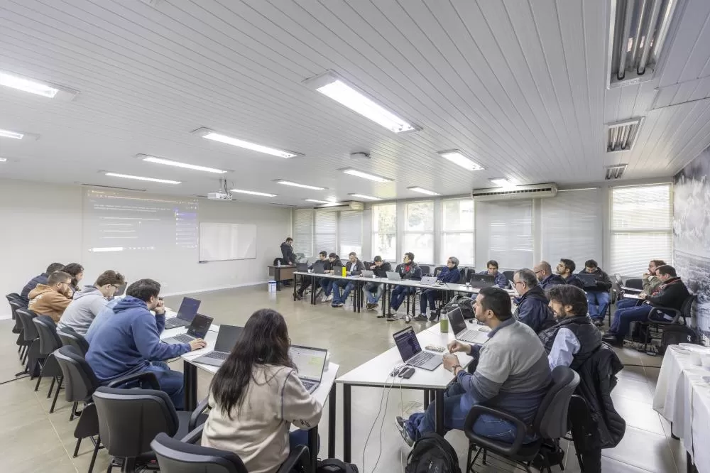 Profissionais participam de atividades práticas durante a 1ª edição do curso ICS/SCADA Cybersecurity Essentials em Foz do Iguaçu.( Foto: Kiko Sierich/Itaipu Parquetec)