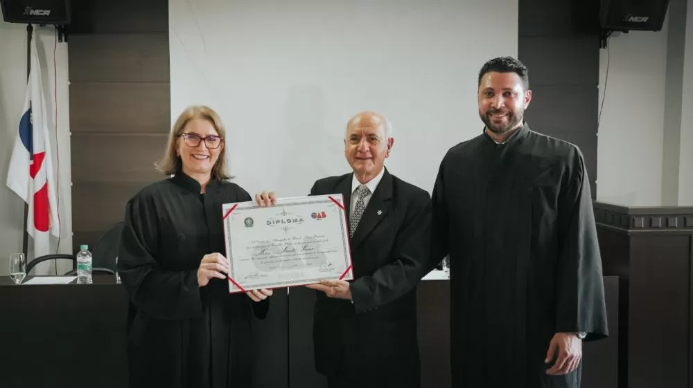 Rui Santos Basso, laureado por Anemere Dulaba e Leandro Marcondes, foi homenageado pela OAB Marechal pelos 50 anos de dedicação à advocacia, em cerimônia que também deu posse a novos profissionais. (Foto: Divulgação)