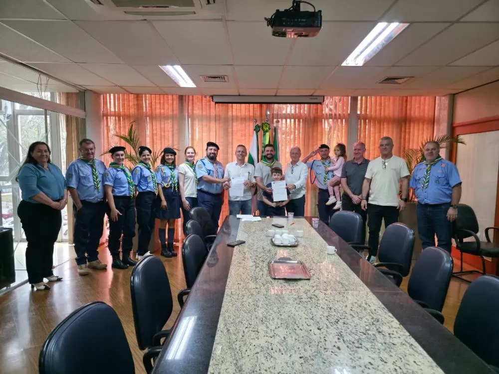 Prefeito Adriano Backes entrega cópia da lei que declara o Grupo Escoteiro Rocha Eterna como Entidade de Utilidade Pública Municipal. (Foto: Assessoria)