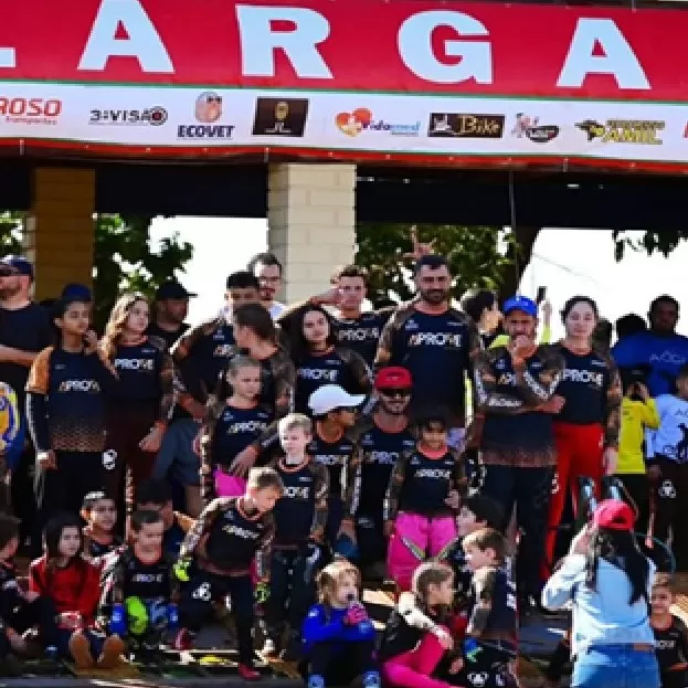 Atletas da Aprove Bicicross comemoram os pódios conquistados na 4ª etapa do Campeonato Paranaense em Toledo. (Fotos: Divulgação)