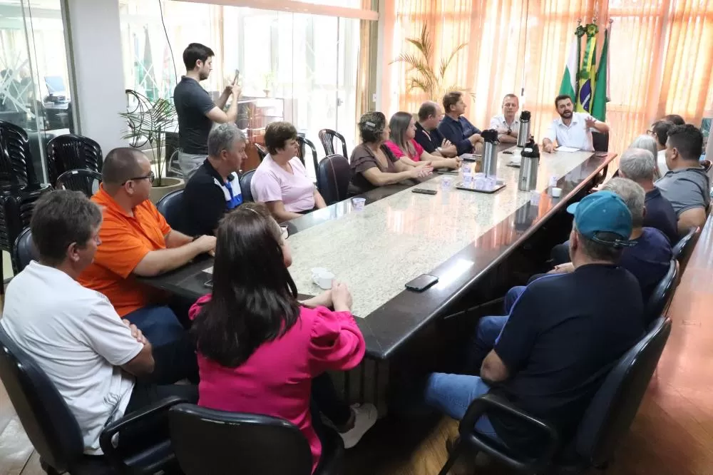 Prefeito Adriano Backes, vice-prefeito Vanderlei Sauer e lideranças comunitárias recebem organizadores da 18ª Festa do Cupim Recheado de Vila Curvado. (Foto: Assessoria)