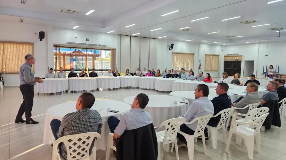 Diretor-presidente Eloi Darci Podkowa apresenta panorama da Copagril durante reunião da diretoria da Acimacar, realizada no salão da AACC. (Foto: Assessoria)