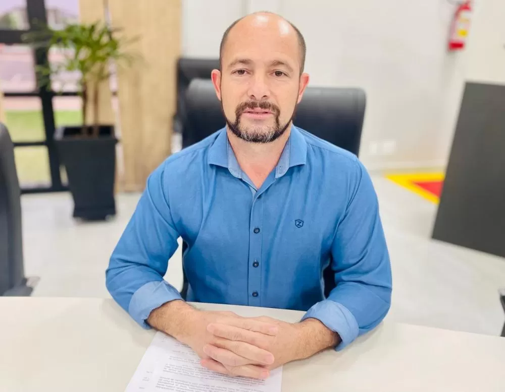 Vereador Padeiro propõe fornecimento gratuito de 250 cadeiras para fortalecer a estrutura da Associação de Moradores do Bairro Marechal. (Foto: Assessoria)