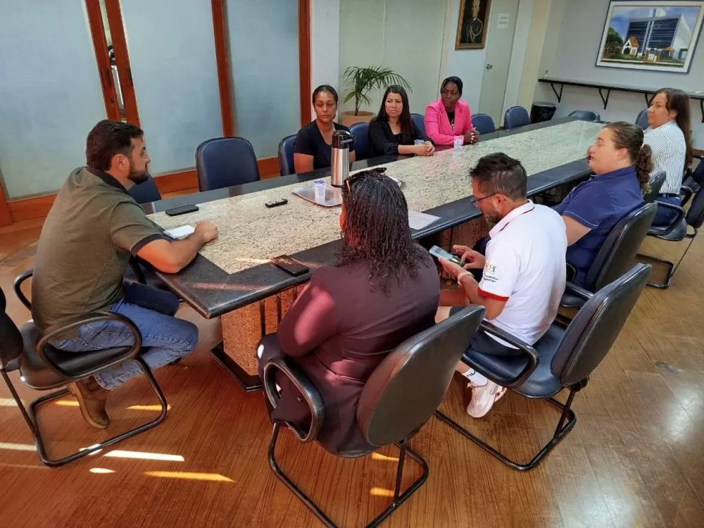 Representantes da Associação de Judô Chronos durante visita ao prefeito Adriano Backes, apresentando as ações desenvolvidas e reforçando o impacto positivo do projeto nas comunidades de Marechal Cândido Rondon. (Foto: Assessoria)