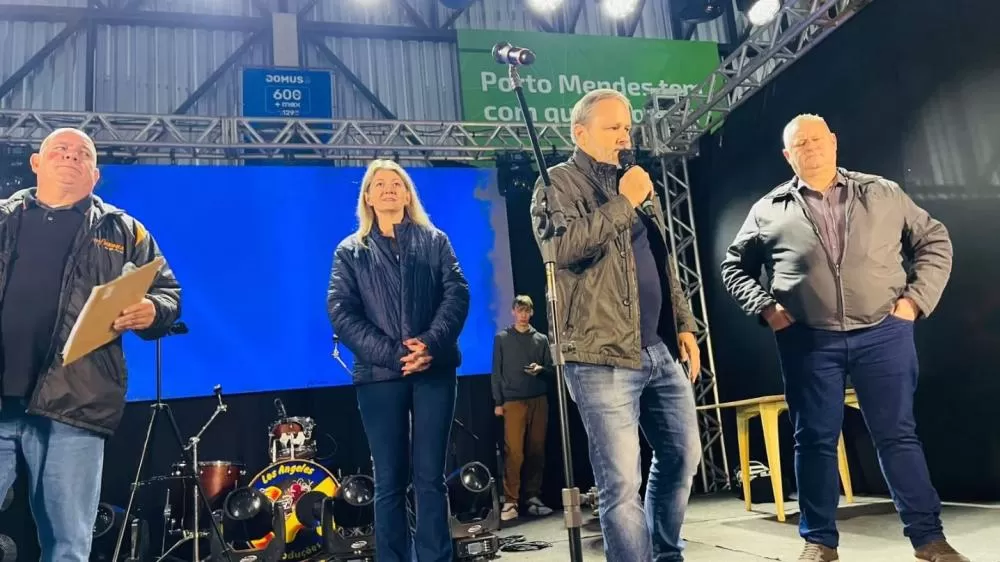 Autoridades participam da abertura oficial da 17ª Pesca Marechal, realizada em Porto Mendes, que segue até sábado com torneio, feira de artesanato e shows musicais. (Foto: Assessoria)