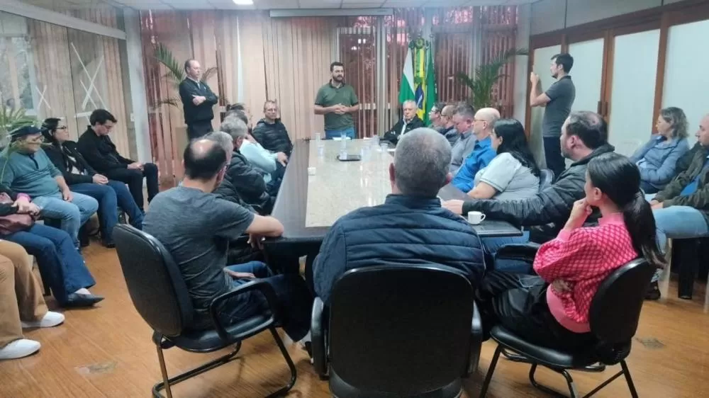 📷 Legenda sugerida: O prefeito Adriano Backes destaca a importância dos recursos anunciados por Dilceu Sperafico, que somam mais de R$ 2,6 milhões para educação, saúde e infraestrutura em Marechal Rondon. (Foto: Assessoria)