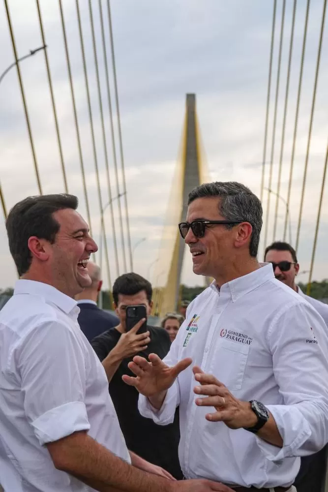 Governador Ratinho Junior e presidente Santiago Peña vistam a Ponte da Integração, concluída sobre o Rio Paraná. (Foto: Jonathan Campos/AEN)