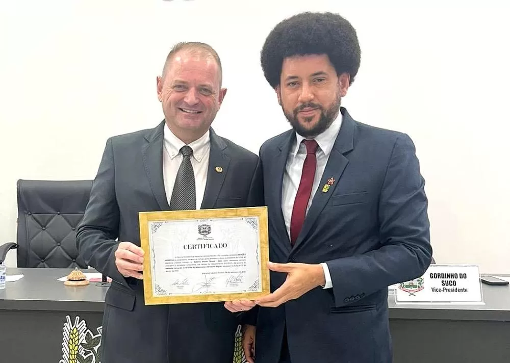 Roberto Afonso Thomé recebe menção honrosa das mãos do vereador Fernando Nègre em reconhecimento ao trabalho comunitário e social. (Foto: Assessoria)