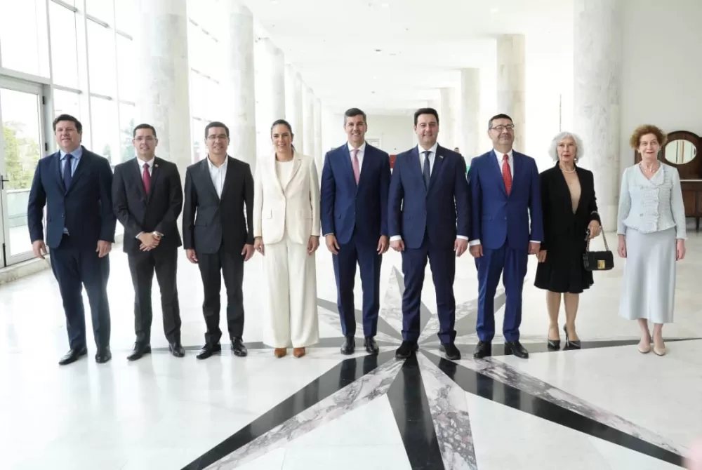 O governador Ratinho Junior e o presidente do Paraguai, Santiago Peña, ladeados pelas demais lideranças presentes, durante encontro no Palácio Iguaçu, em Curitiba. (Foto: Jonathan Campos/AEN)