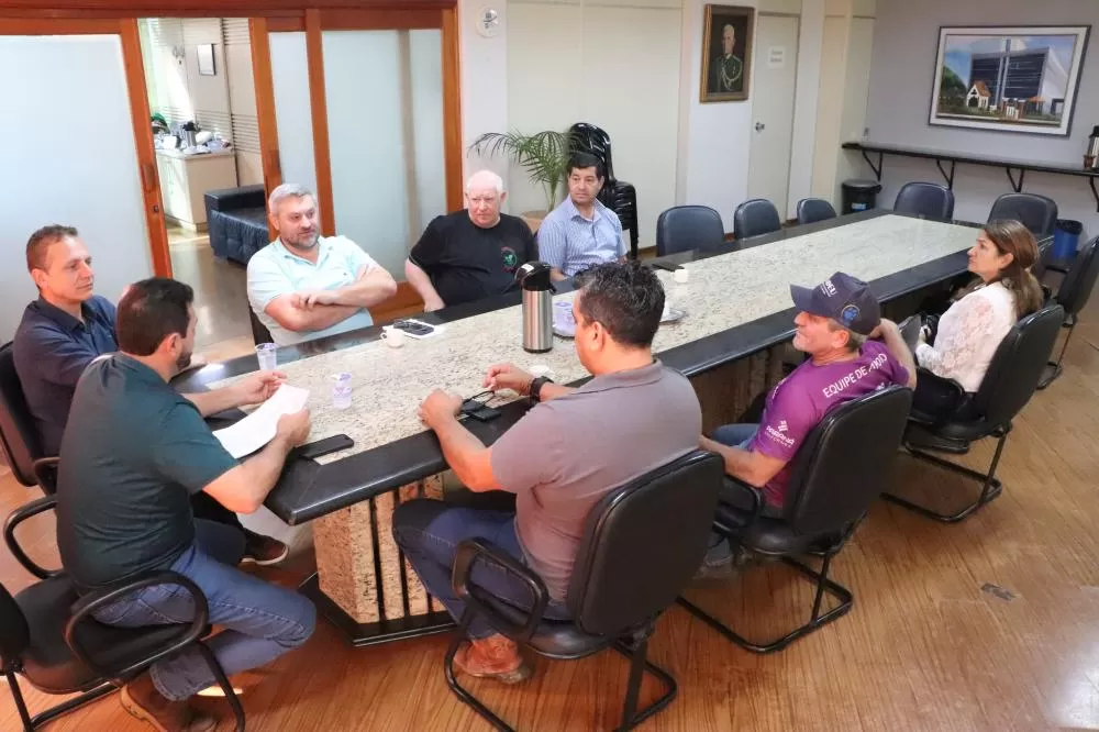 Representantes do projeto Semeando o Bem reunidos com o prefeito Adriano Backes, o vice Vanderlei Sauer e o vereador coronel Welyngton Alves da Rosa. (Foto: Assessoria)
