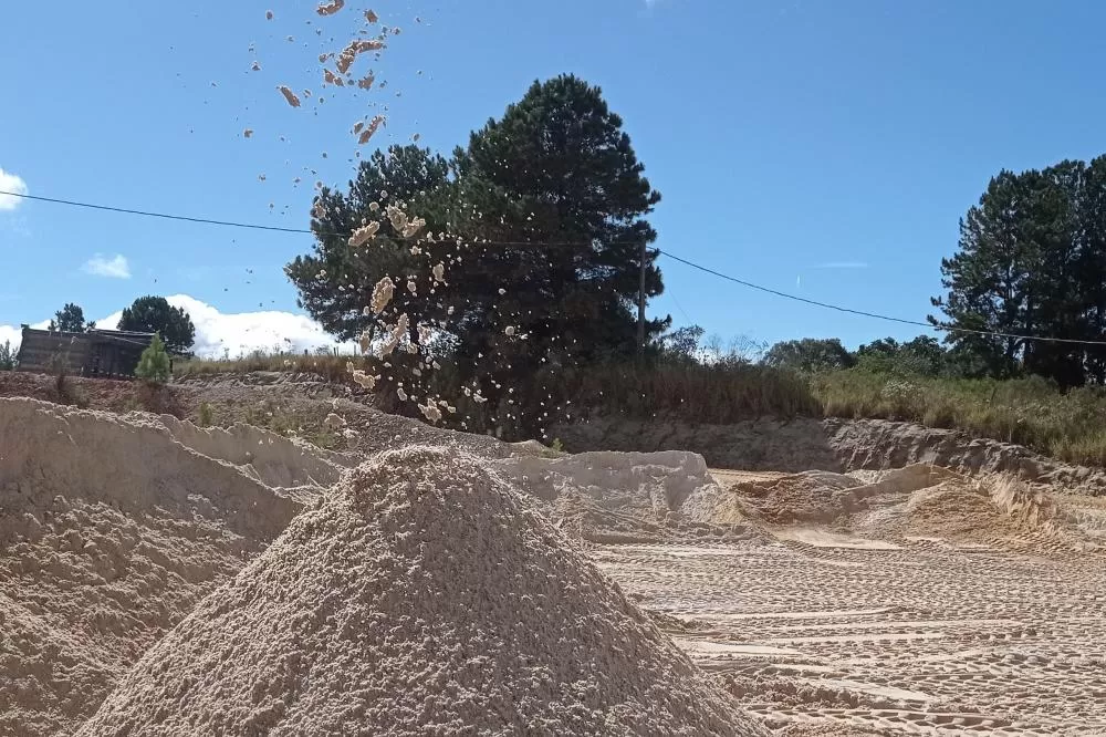 Extração de calcário em lavra paranaense, um dos pilares da produção mineral que impulsionou o recorde em 2024. (Foto: Divulgação)