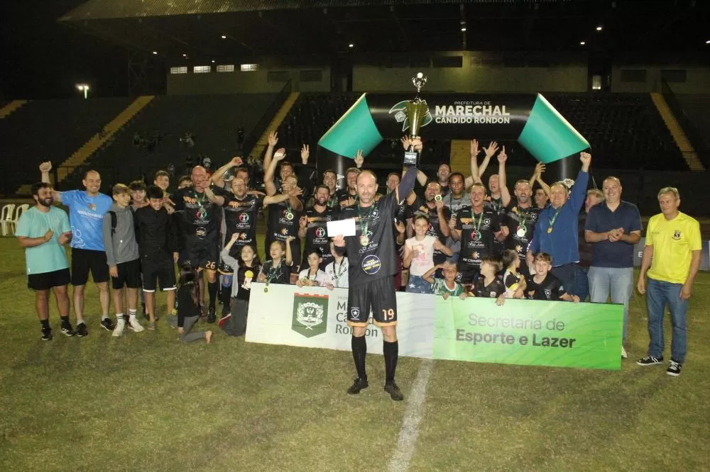 Botafogo/Vida Ativa Academia comemora o t\ítulo após vitória de virada no Estádio Municipal Valdir Schneider. (Fotos: Guto/Olho na Bola)