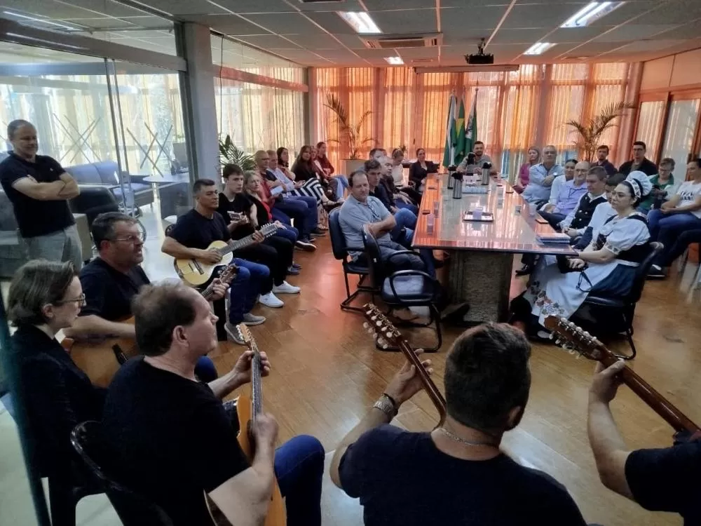 Orquestra de Viola Comitiva Marechal é recebida no paço municipal e marca seu retorno após mais de dez anos. (Foto: Assessoria)