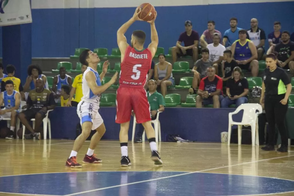 Jogos do Campeonato Estadual Sub-18 de Basquete movimentam o Ginásio Jaime Zeni, em Toledo, com equipes de várias regiões do Paraná em quadra. (Foto: Divulgação)