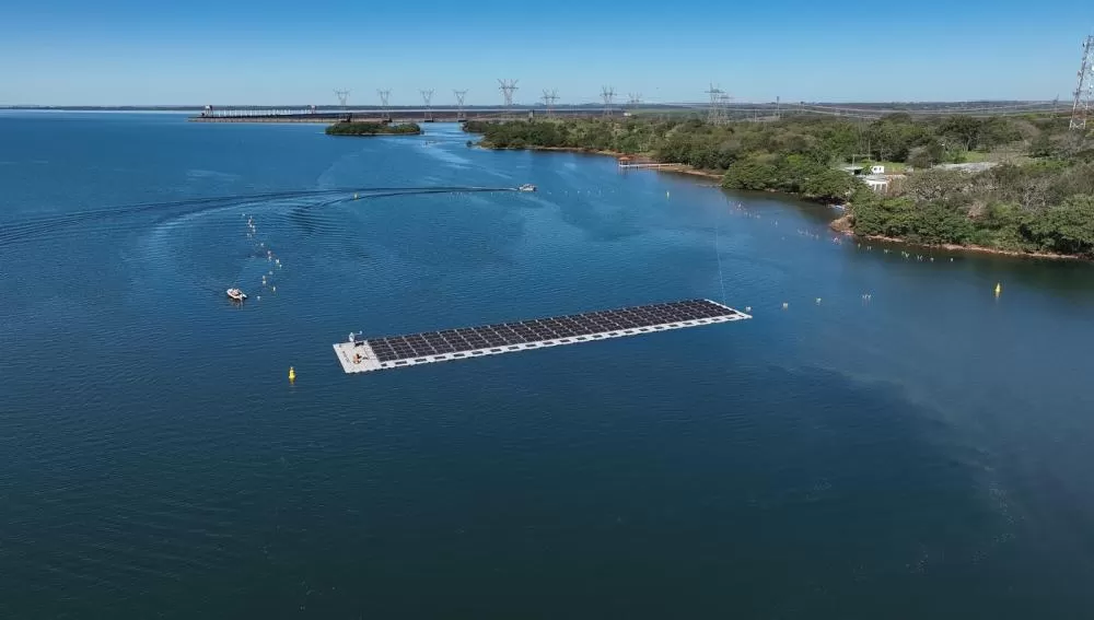 Primeiros painéis da usina solar flutuante da Itaipu já estão em instalação no reservatório. (Foto: Elder Alejandro Baez Flores))