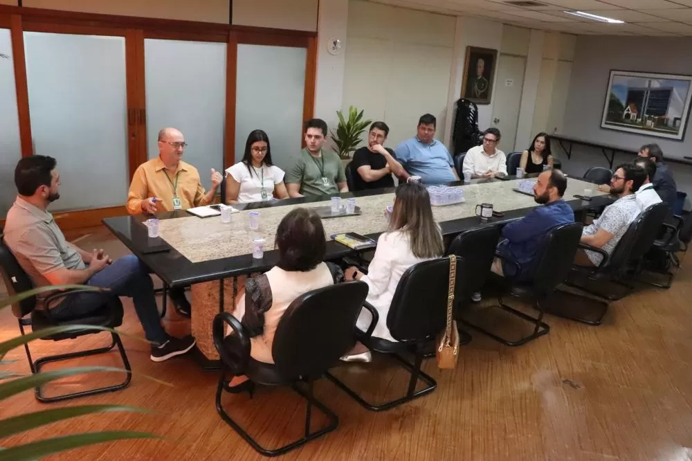 Autoridades municipais e representantes do Sebrae durante a reunião que confirmou a adesão de Marechal Cândido Rondon à modernização da Redesim. (Foto: Divulgação)