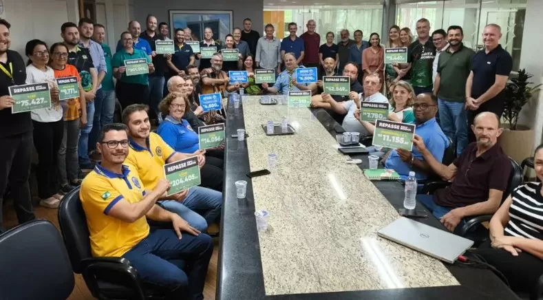 Prefeito Adriano Backes e lideranças locais durante o ato de repasse dos valores da Expo Rondon 2025. (Foto: Divulgação)
