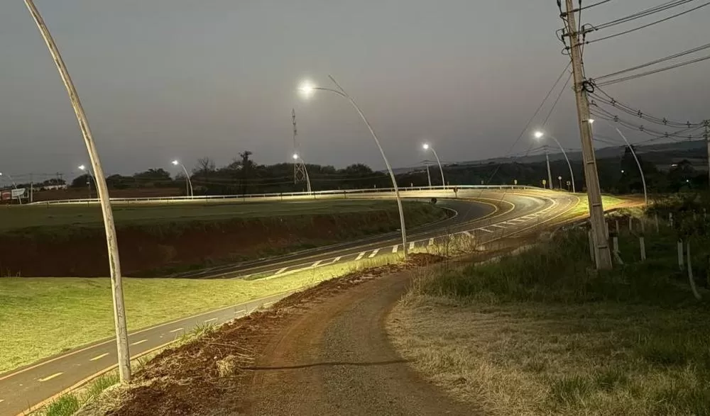 Ciclovia da PR-467 volta a ser iluminada com postes e luminárias de LED, em trecho que liga a avenida Rio Grande do Sul ao frigorífico da Lar. (Foto: Divulgação)