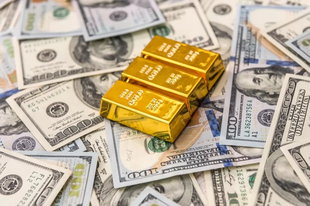 O dólar cai após decisão do Fed, enquanto o ouro mantém patamar histórico acima de US$ 3.600 por onça. (Foto: Freepik)