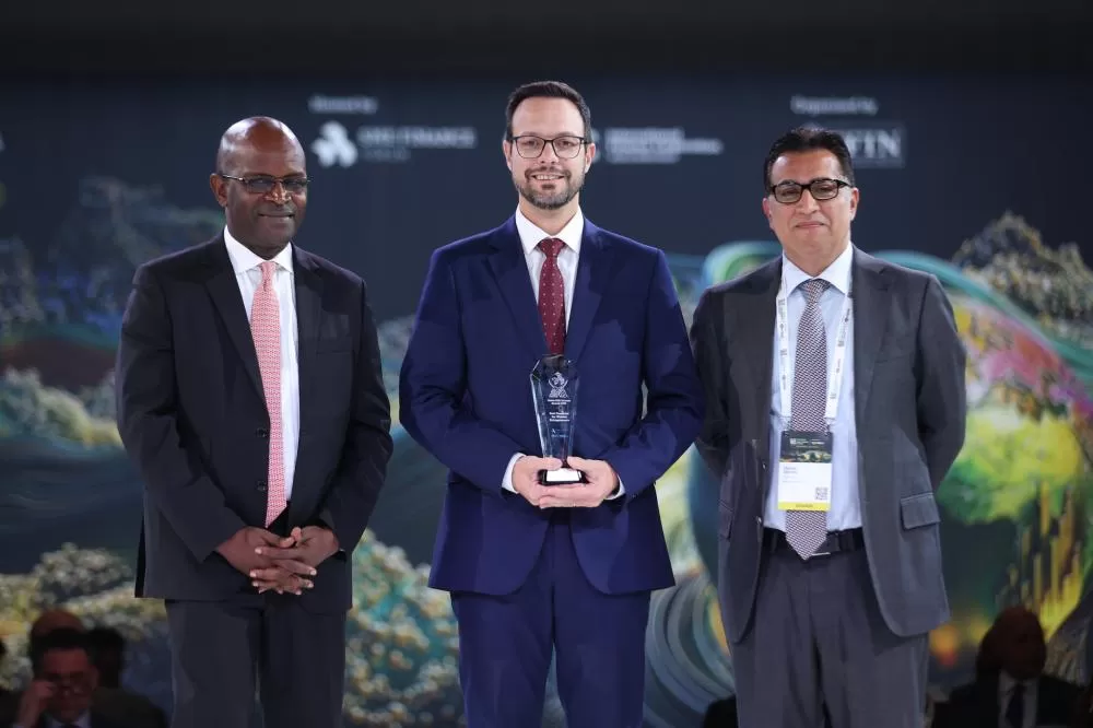 Sicredi recebe em Joanesburgo o prêmio de Melhor Financiador para Mulheres Empreendedoras das Américas, no Global SME Finance Awards 2025. (Foto: Divulgação/Sicredi)
