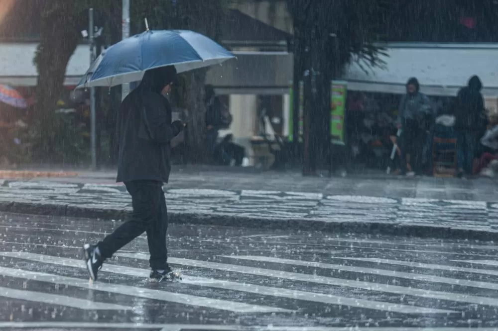 Chuva volta ao Paraná no domingo e deve derrubar temperaturas em até 10°C. (Foto: Foto: Geraldo Bubniak/AEN)