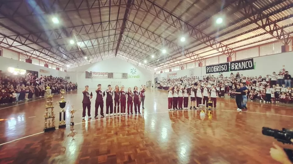 Os Jogos Bordô e Branco movimentaram a semana dos alunos do Colégio Rui Barbosa. (Fotos: Divulgação)