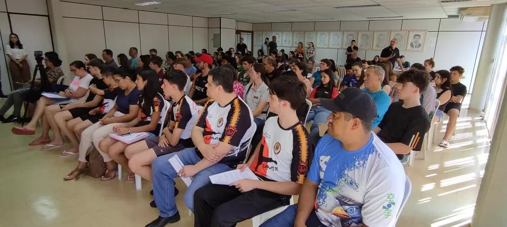 Atletas assinaram os termos de adesão do Programa Bolsa-Atleta 2025 em cerimônia no auditório da prefeitura de Marechal Cândido Rondon. (Foto: João Livi)