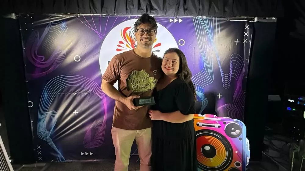 Júlio Cézar recebe troféu pelo 3º lugar na final do FERMOP em Itaipulândia. (Foto: Divulgação)