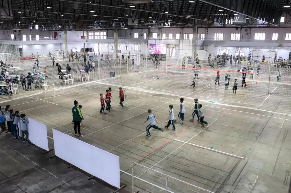 Alunos vivenciam modalidades esportivas no centro de eventos durante o Agita Rondon 2025. (Foto(Divulgação)