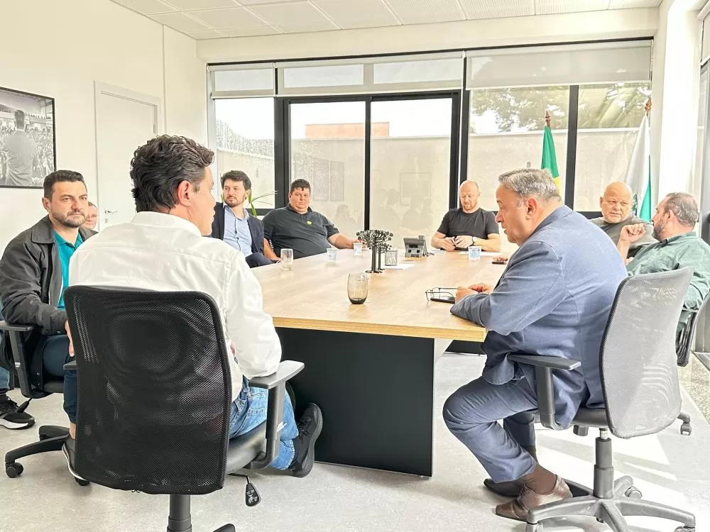 Prefeito Adriano Backes durante agenda em Curitiba, ao lado de lideranças políticas e secretários, em busca de novos recursos para Marechal Cândido Rondon. (Foto: Divulgação)