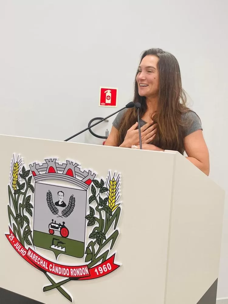 Maria Müller recebe a Medalha de Honra ao Mérito na Câmara de Vereadores de Marechal Cândido Rondon, em sessão alusiva ao Dia Municipal do Ciclista. (Foto: Divulgação)