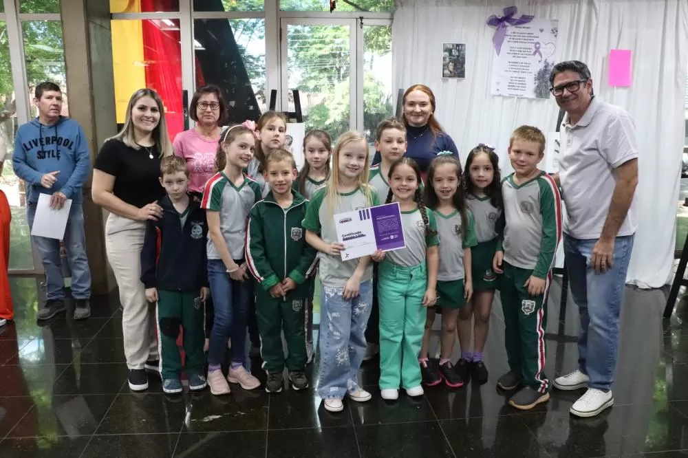  e autoridades participaram da entrega dos certificados do Concurso Arte Pela Vida, em Marechal Cândido Rondon. (Fotos: Assessoria)