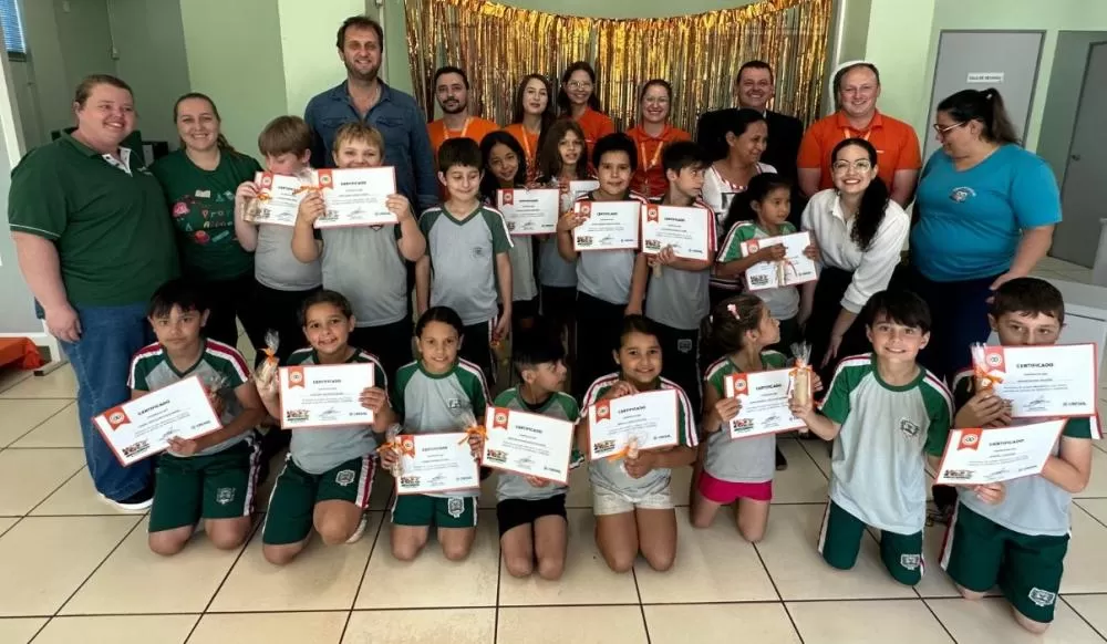 Alunos de Porto Mendes celebram a formatura do Programa Turma da Mesadinha com apoio da Cresol. (Foto: Divulgação)