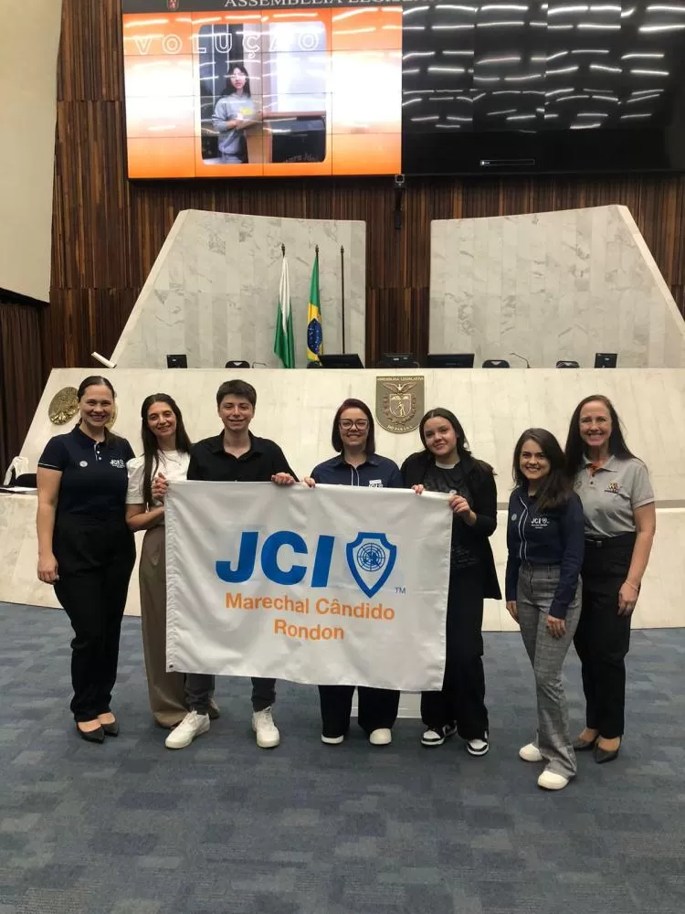 Miguel Sandmann e Ysadora Helfenstein, ladeados por membros da JCI Marechal Cândido Rondon, durante a etapa regional do projeto Oratória nas Escolas, realizada na Assembleia Legislativa do Paraná. (Foto: Divulgação/JCI)