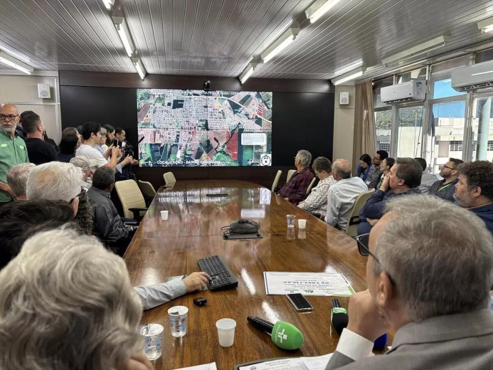 Autoridades municipais e representantes da comunidade durante o anúncio da construção do Complexo Social Cidade da Pessoa Idosa. (Foto: Divulgação/Prefeitura)