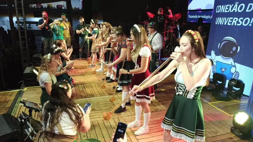 Mulheres mostram animação e resistência na disputada prova de chope em metro durante a abertura da Oktoberfest 2024. (Foto: Divulgação)