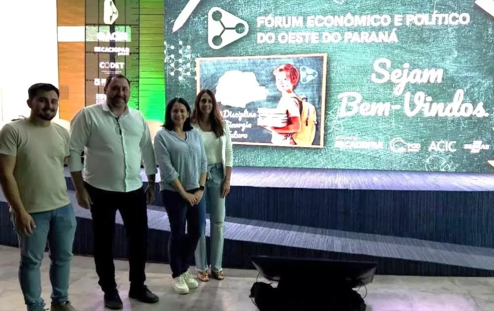 Secretário João Carlos Klein e equipe pedagógica de Marechal Cândido Rondon durante o Fórum Econômico e Político em Cascavel. (Foto: Divulgação/Prefeitura)