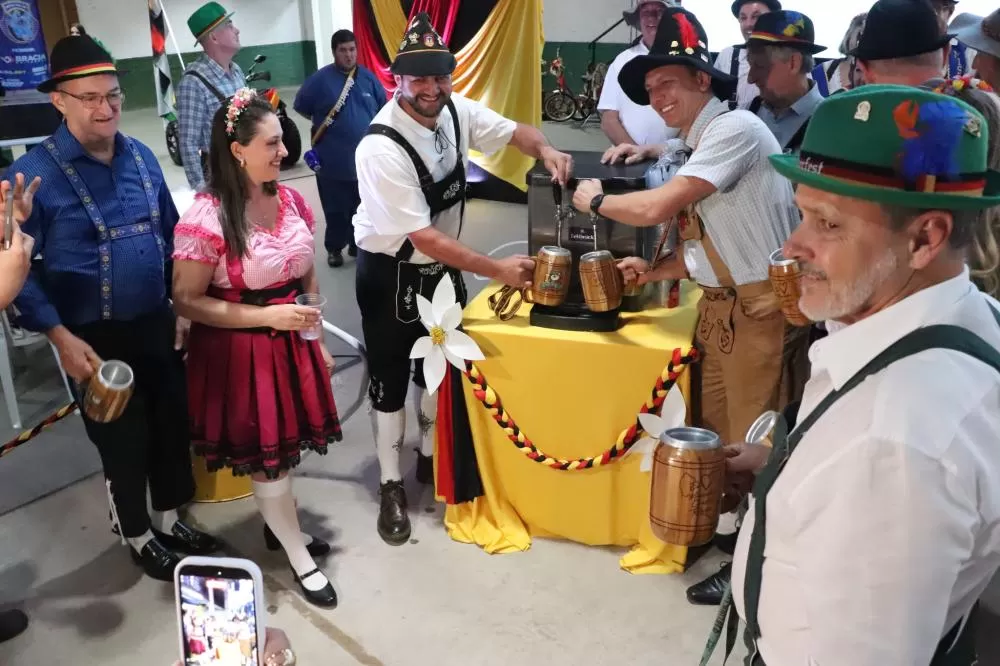 Autoridades realizam o brinde coletivo que abre oficialmente a Oktoberfest 2025. (Fotos: Divulgação/Assessoria)