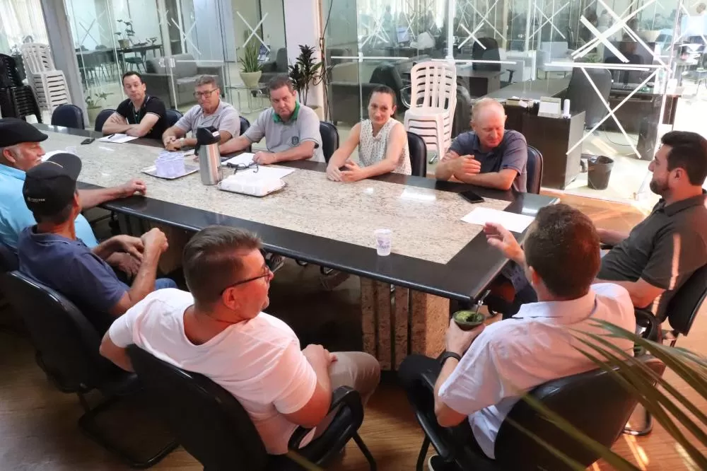 Prefeito Adriano Backes e vice Vanderlei Sauer receberam representantes da comunidade de Linha Três Voltas para divulgação da 9ª Festa do Boi no Rolete. (Foto: Divulgação/Assessoria)