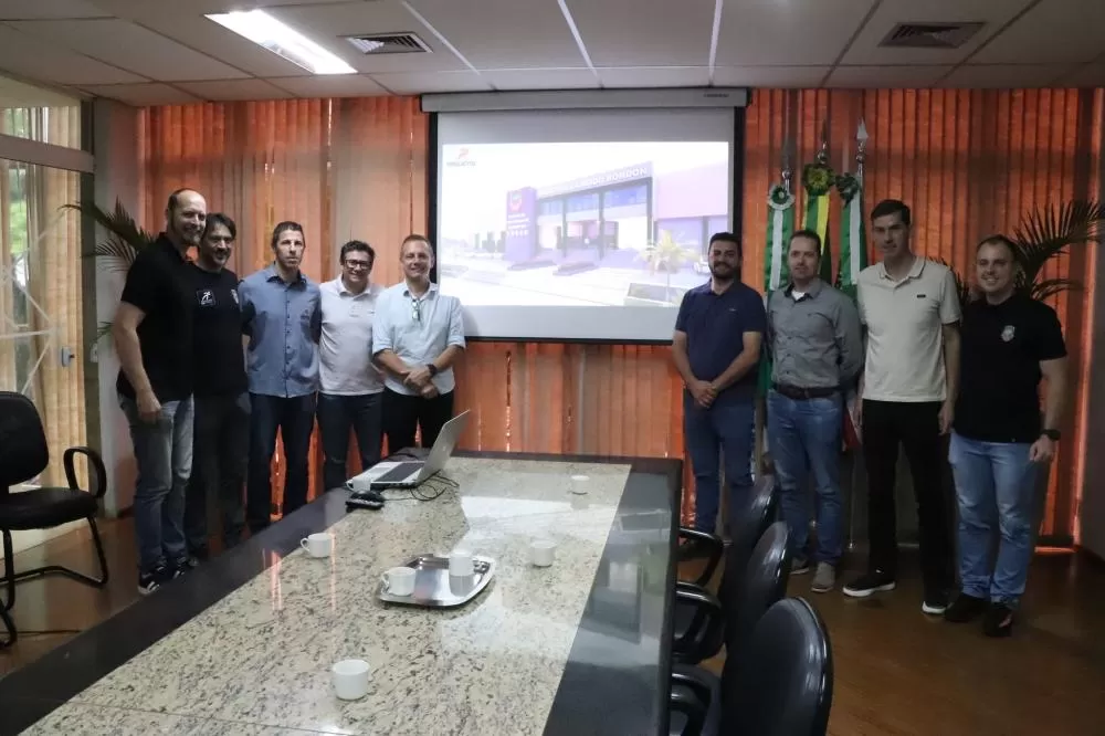 Equipe da ARBAD, técnicos da Projetta e autoridades municipais durante a apresentação do projeto do Centro de Excelência em Badminton, no Paço Municipal. (Fotos: Divulgação/Assessoria)