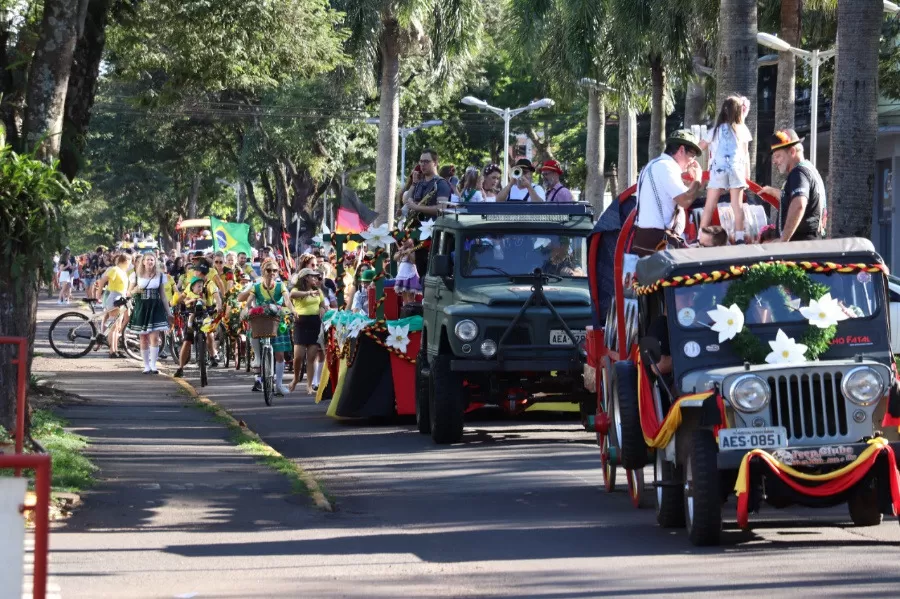 O Desfile Alegórico da 35ª Oktoberfest, que sai às 18h do dia 25 de outubro e percorre a avenida Maripá até o parque de exposições. (Foto: Divulgação)