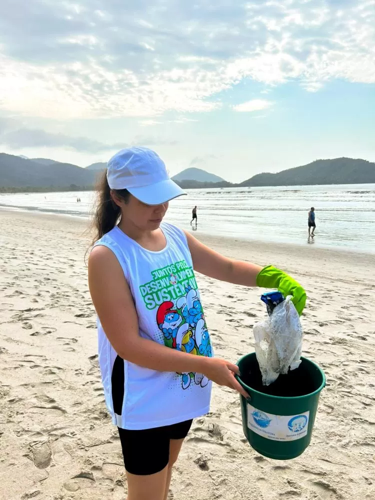Voluntários do Sicredi retiram resíduos em praias e manguezais; mobilização reuniu mais de 2.000 pessoas em SP e PR durante a Semana dos ODS. (Foto: Divulgação/Sicredi)